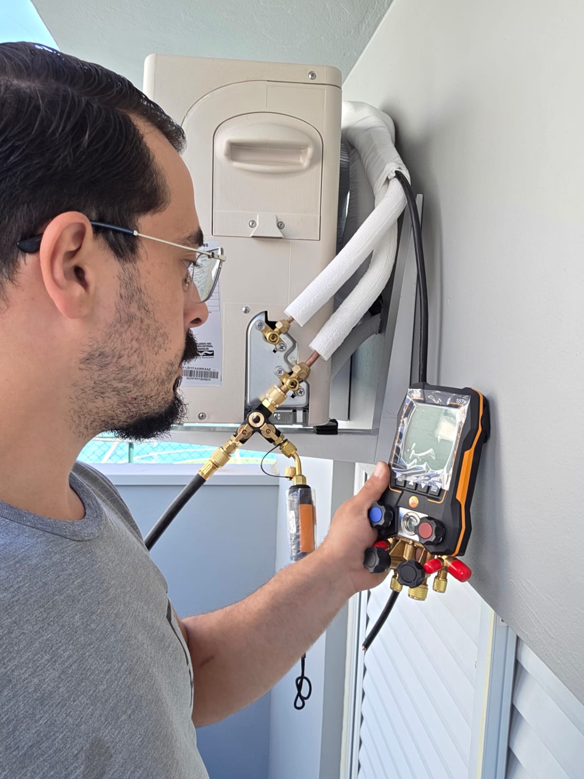 Técnico HR realizando vácuo no sistema